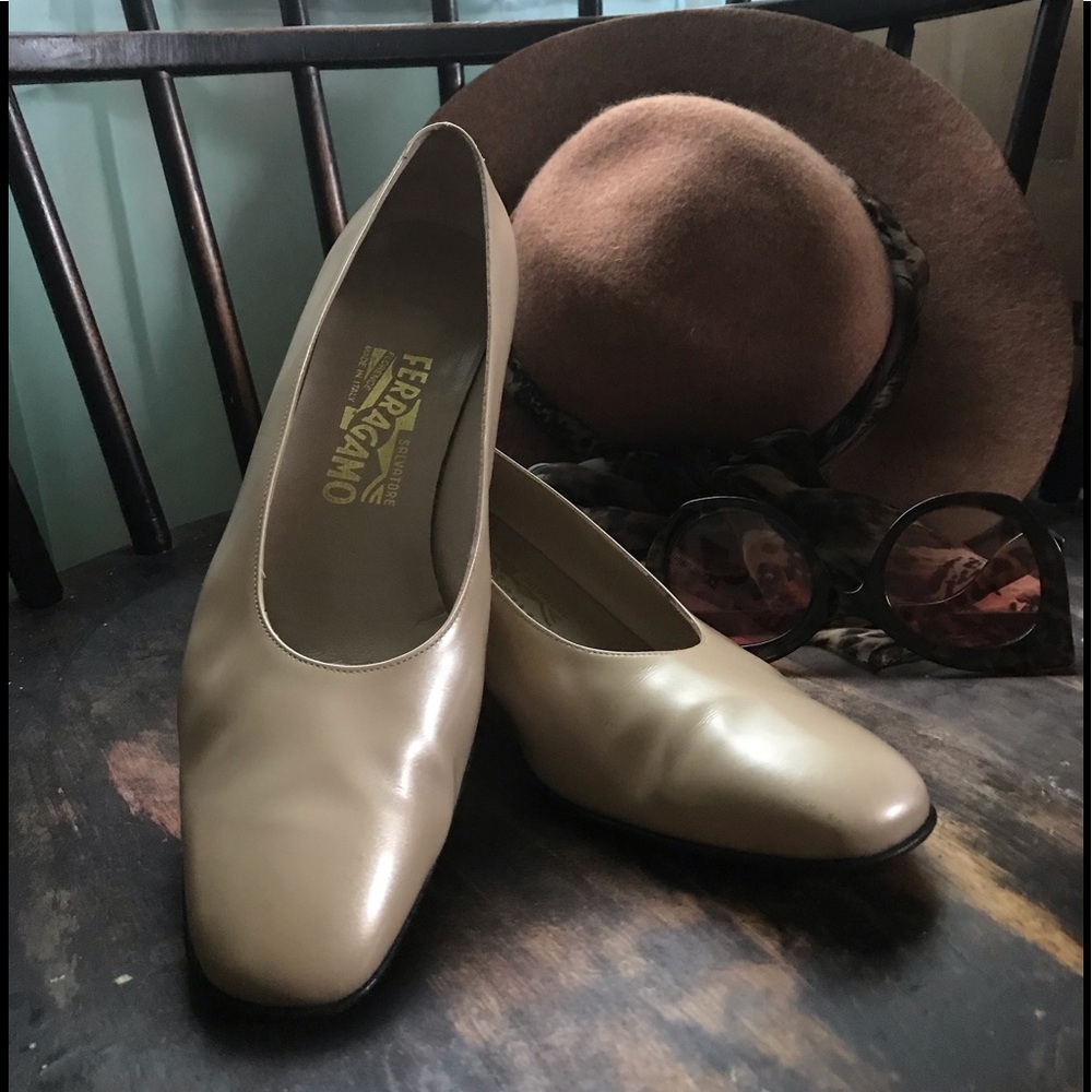 Vtg Salvatore Ferragamo Gold round toe block heels